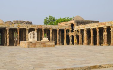 bir mahkeme avluya Kutb Minar