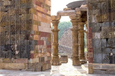 Delhi Kutb Minar karmaşık kalıntıları