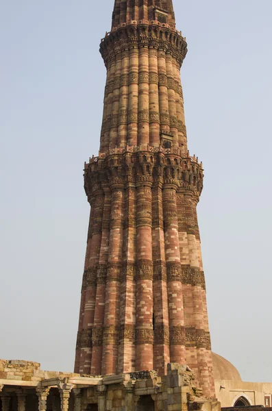 Arquitetura torre minarete de Kutb - Minar — Fotografia de Stock