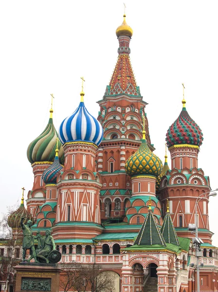 Catedral de Pokrovsky (St. Catedral de Basilio) y estatua en la ciudad de Moscú — Foto de Stock
