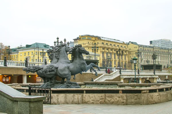 Escultura de los caballos saltando en Aleksandrovsk a un jardín en la ciudad de Moscú — Foto de Stock
