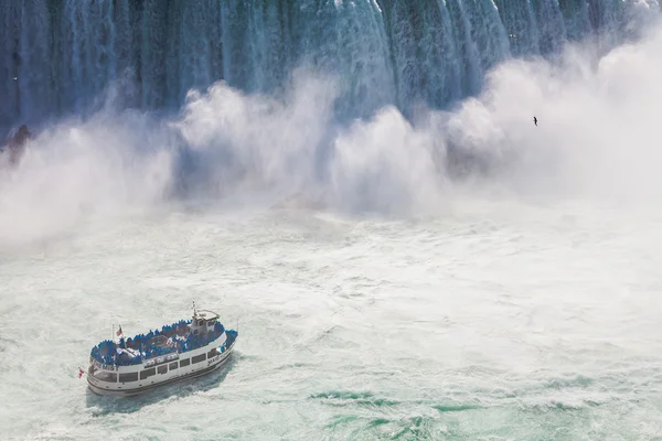 Niagara Falls och Maid of Mist turbåt — Stockfoto