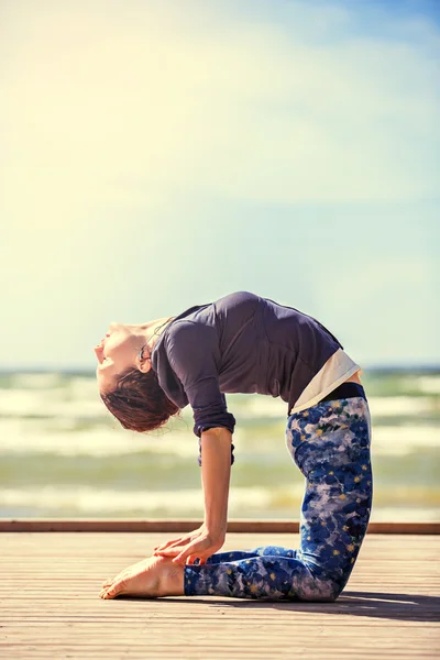 Vrouw die yoga beoefent — Stockfoto