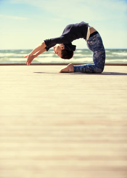 Kvinna utövar yoga — Stockfoto