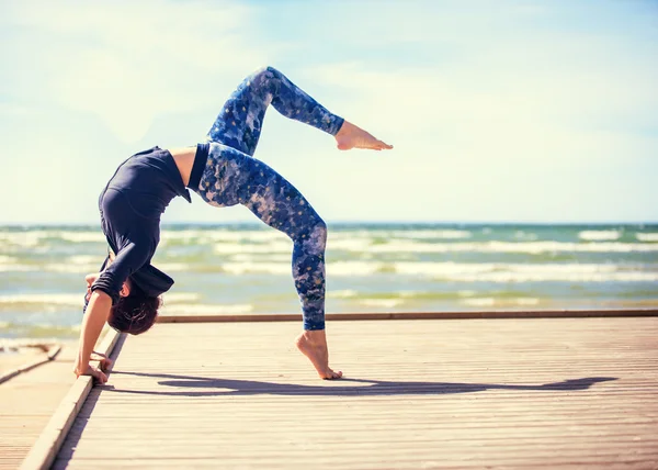 Frau praktiziert Yoga — Stockfoto