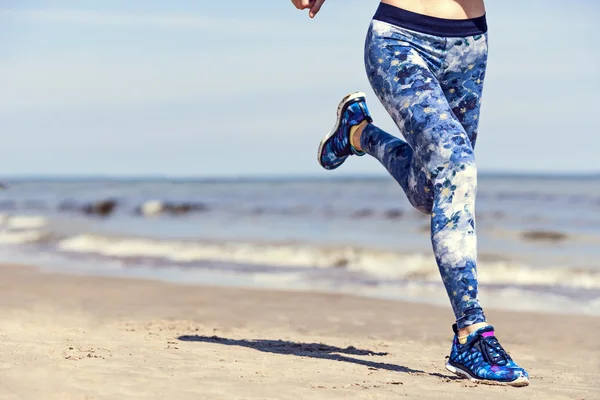 Femme courant sur la plage, espace pour copier — Photo