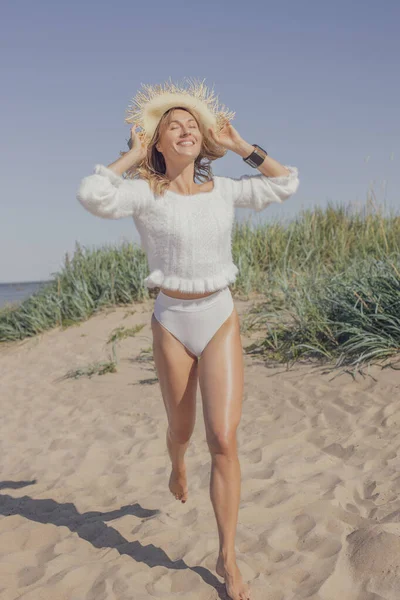 Ευτυχισμένη καυκάσιος γυναίκα απολαμβάνοντας τον ήλιο σε μια καλοκαιρινή μέρα, παραλία μόδας τρόπο ζωής — Φωτογραφία Αρχείου