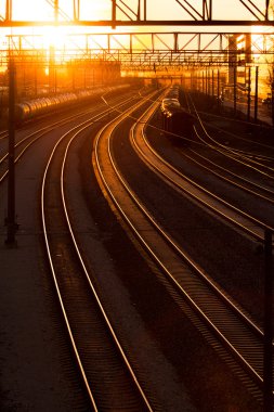 tren istasyonunda günbatımı