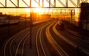 tren istasyonunda günbatımı