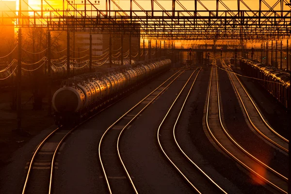 Железнодорожный вокзал на закате — стоковое фото