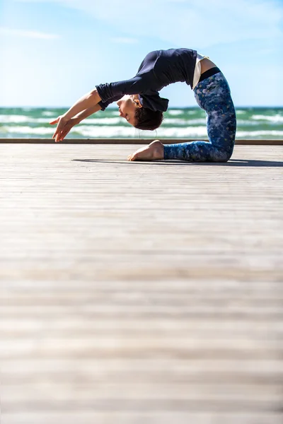 Vrouw die yoga beoefent — Stockfoto