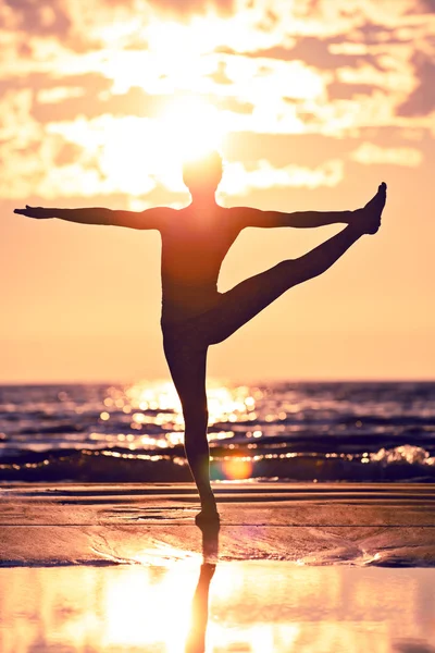 Frau praktiziert Yoga — Stockfoto