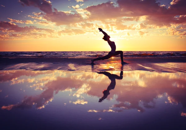 Mulher praticando ioga — Fotografia de Stock