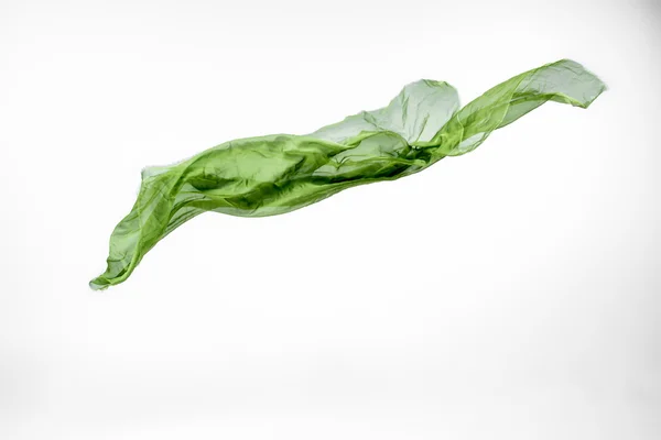 Летит кусок зеленого пирога — стоковое фото
