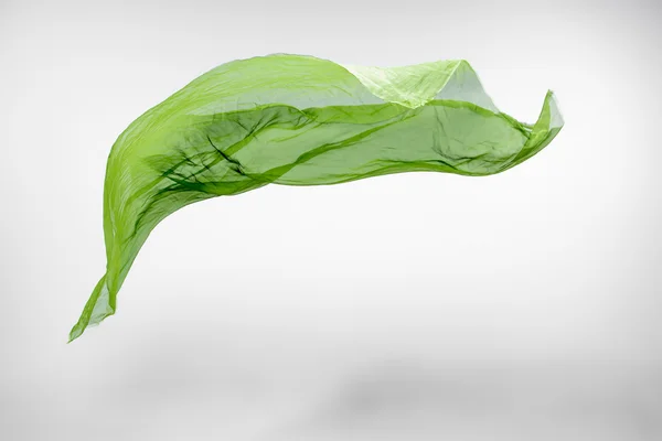 Morceau abstrait de tissu vert volant — Photo