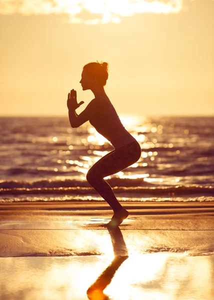 Kvinna utövar yoga — Stockfoto