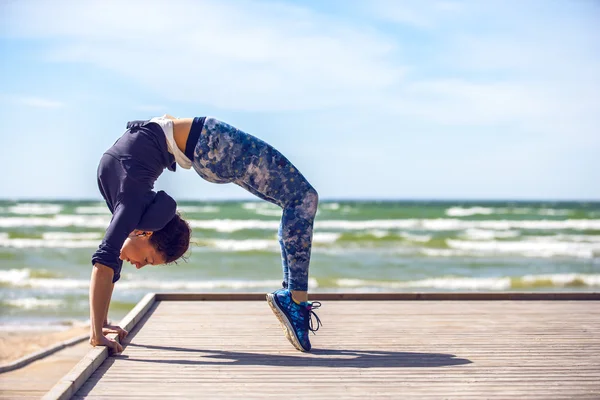 Kvinna utövar yoga — Stockfoto