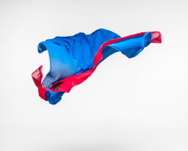 soyut uçan mavi ve kırmızı kumaş parçaları