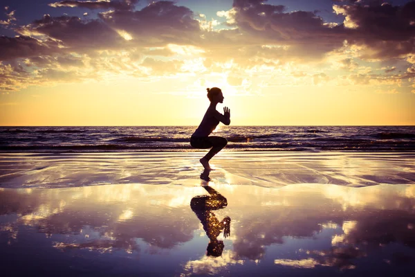 Frau praktiziert Yoga — Stockfoto