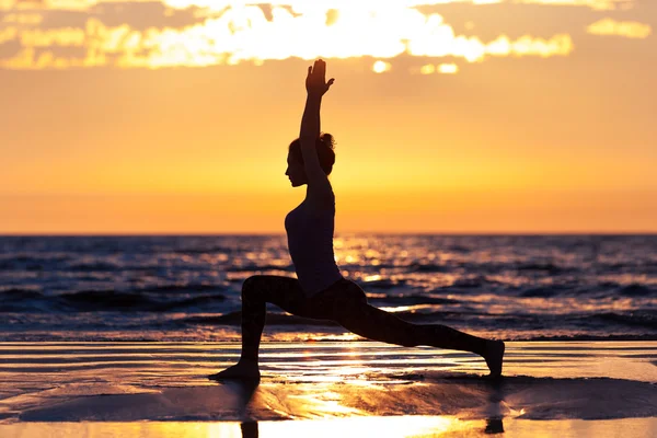 Kvinna utövar yoga — Stockfoto