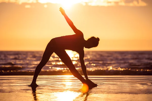 Kvinna utövar yoga — Stockfoto