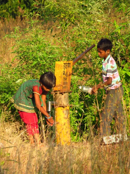 Pune, Índia - 20 de novembro de 2013: Duas crianças indianas tentam obter — Fotografia de Stock