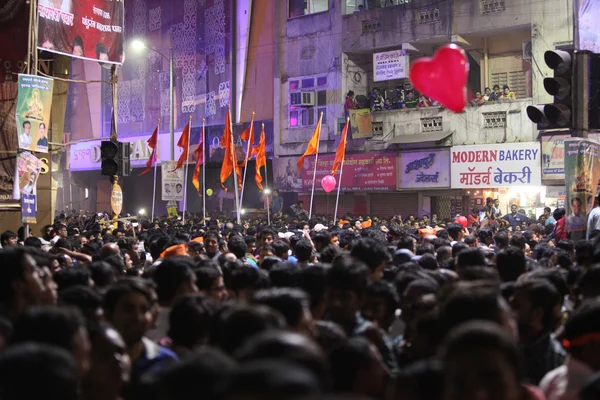 Pune, India - 28 de septiembre de 2015: Multitudes en una de las plazas de —  Fotos de Stock