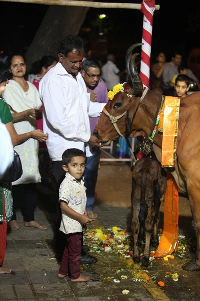 Pune, India - 7 November 2015: Hinduer utför en ritual att worsh — Stockfoto