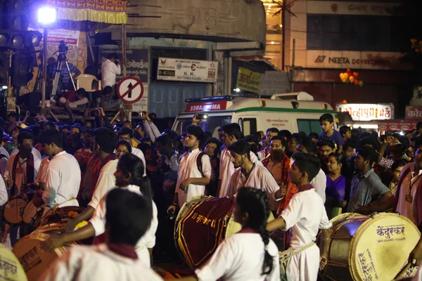 Пуне, Індія - 27 вересня 2015: Люди в Індії танцює на в Стокове Зображення