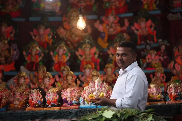 Pune, Hindistan - 16 Eylül 2015: Lord Ganesh Idol satan bir adam — Stok fotoğraf