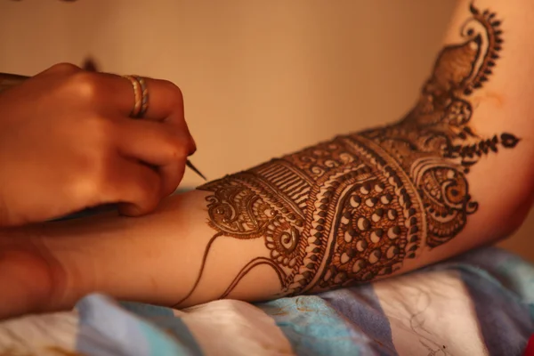 Artista de Henna no Trabalho — Fotografia de Stock