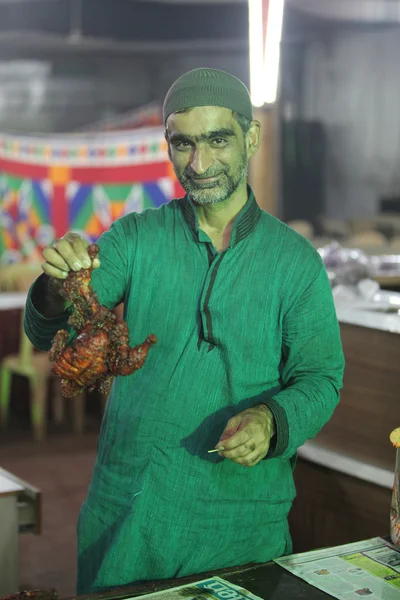 Bir aşçı lezzetli tandoori tavuk sırasında Ramazan fea tutar. — Stok fotoğraf