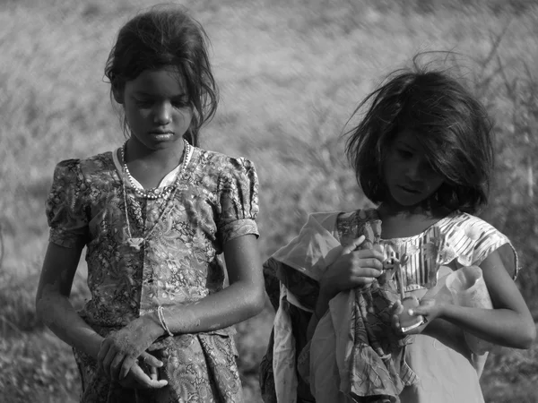 暑い夏の例に自分の考えで失われた貧しい人々 のインドの女の子 — ストック写真