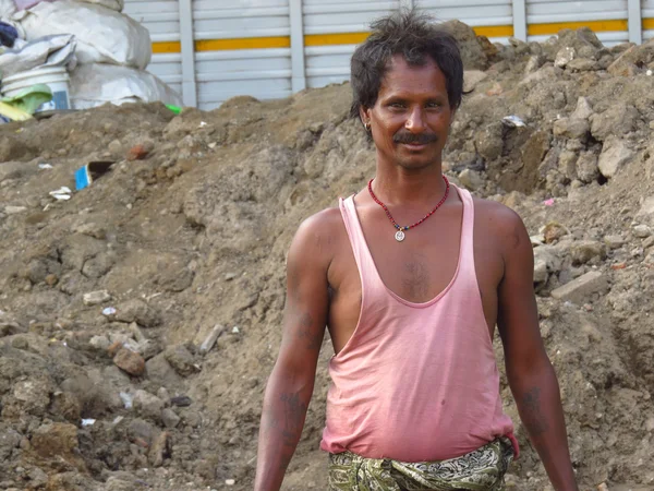 Um retrato de um pobre indiano que trabalha em um canteiro de obras — Fotografia de Stock