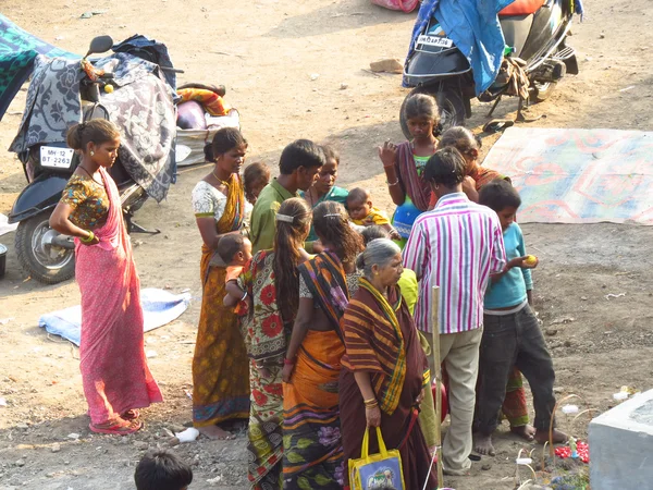 Uma família de pobres na Índia discutindo seus problemas — Fotografia de Stock