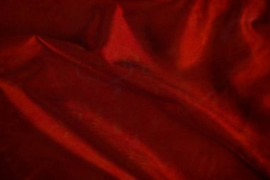 Ateşle harmanlanmış kırmızı, sıcak bir kumaş arkaplan..