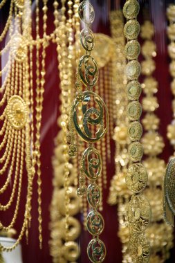 Mücevher koleksiyonunda güzel tasarımları ve desenleri olan pahalı altın kolyeler..