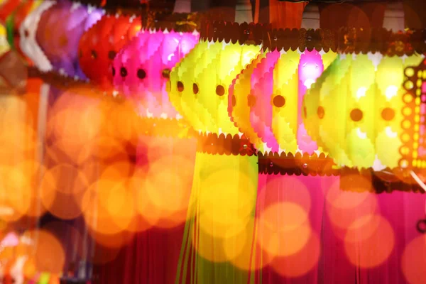 Lâmpadas Diwali Coloridas Bonitas Iluminadas Atrás Borrões Luz Coloridos Laranja — Fotografia de Stock