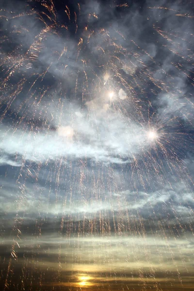 夜空に浮かぶ花火はまるで戦時中の空のように — ストック写真
