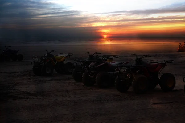 Beach Buggies Σταθμευμένα Μια Όμορφη Παραλία Ξημέρωμα Ηλιοβασίλεμα — Φωτογραφία Αρχείου