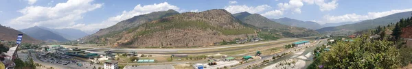 Uma Vista Panorâmica Aeroporto Internacional Paro Rodeado Por Belas Montanhas — Fotografia de Stock