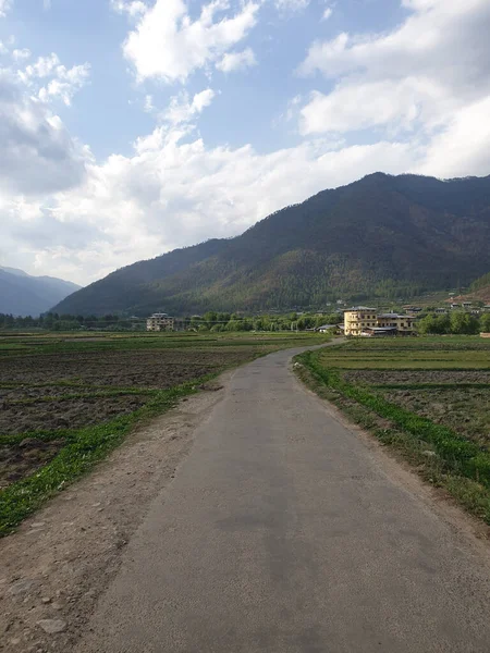 一条通往不丹一个村庄一个小村庄的空旷道路 坐落在希玛拉山脉中 — 图库照片