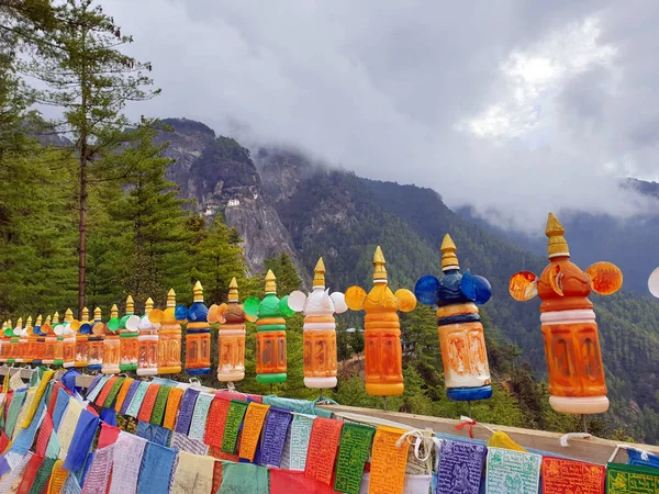 Bunte Gebetsglocken Und Gebetsfahnen Fuße Der Berge Des Tigernestes Bhutan — Stockfoto