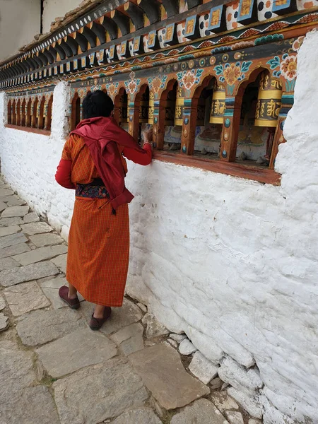 Ein Bhutanischer Mönch Lässt Die Glocken Vor Einem Traditionellen Tempel — Stockfoto