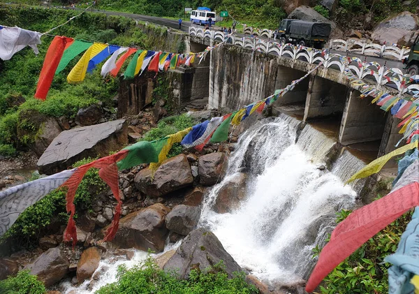 Ein Schöner Fall Eines Himalaya Flusses Bhutan Unter Einer Brücke — Stockfoto