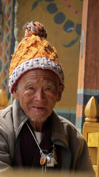 Retrato Viejo Butanés Con Colgantes Budistas — Foto de Stock