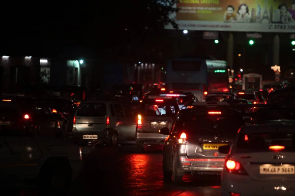 雨の夜にインドのムンバイで巨大な交通渋滞の眺め — ストック写真