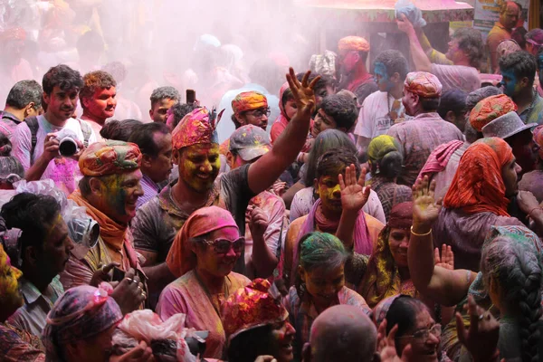 Gente Celebrando Festival Colros Holi Templo Dwarka India — Foto de Stock