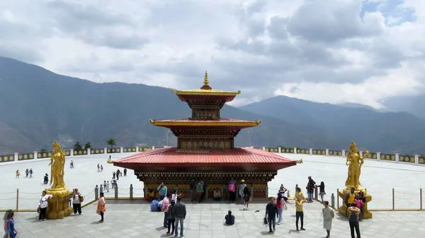 Вид Туристов Туристическом Месте Бутане Большими Гималайскими Горами Заднем Плане — стоковое фото