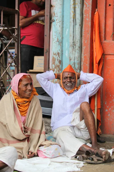 Een Oud Indiaas Pelgrimspaar Rustend Weg Naar Pelgrimstocht — Stockfoto